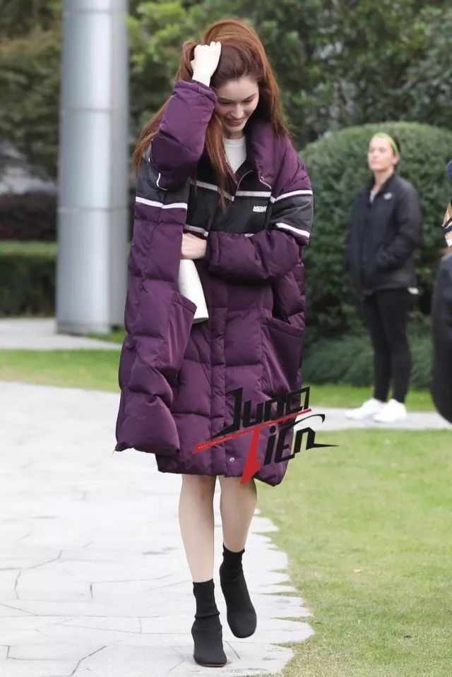 鹿晗刘昊然同款羽绒服,刘昊然中戏羽绒服机场