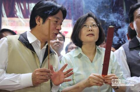 蔡英文和赖清德上演大剧“罪有英德”？韩国一客机飞行中遭雷击