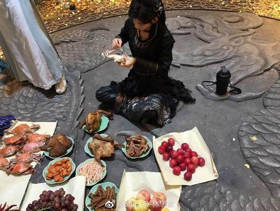 鹿晗择天记白衣造型,林思意择天记小黑龙吃东西