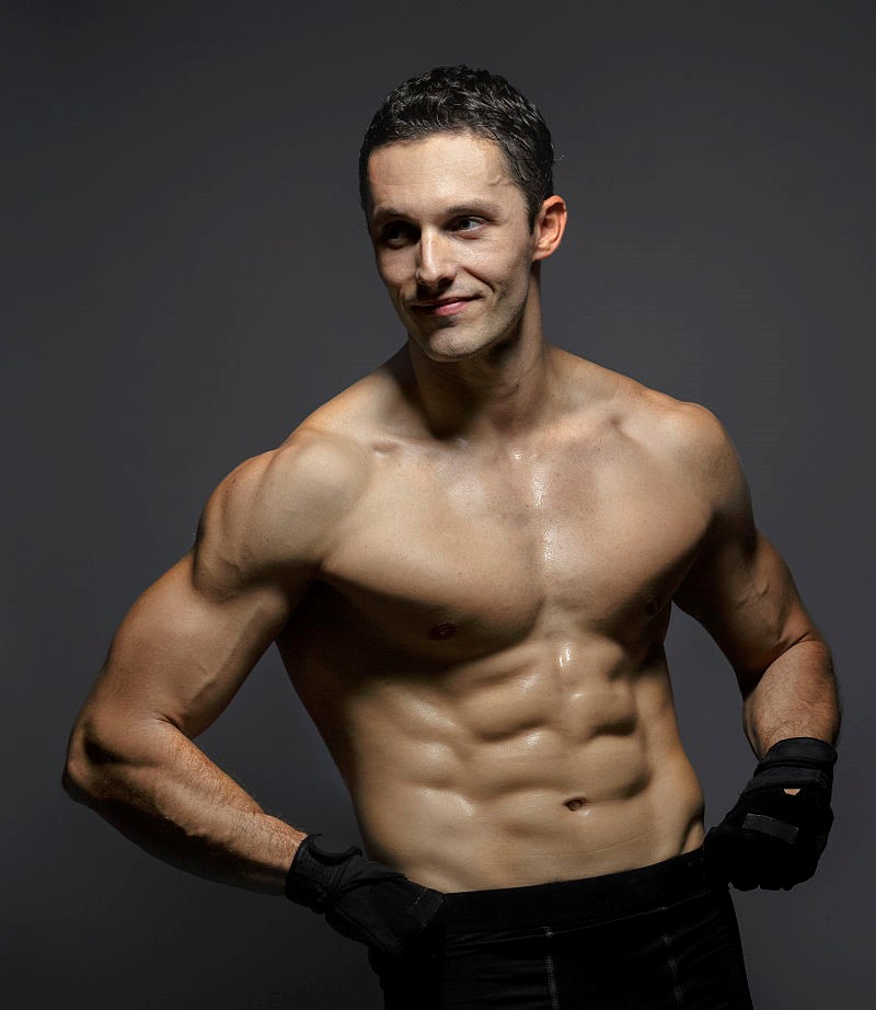 只需一副哑铃教你12个动作,一副哑铃教你练遍全身