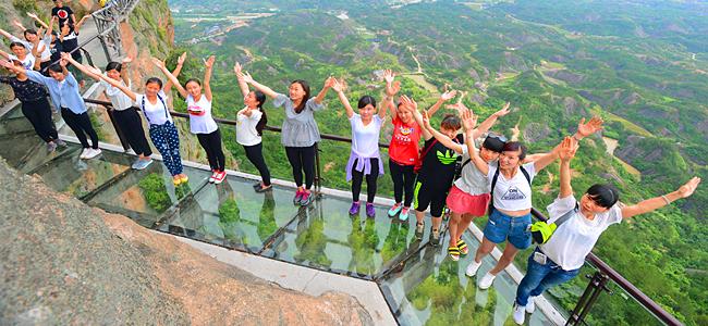 全球最惊险的玻璃栈道,中国最惊险恐怖的玻璃栈道