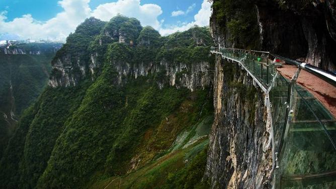 全球最惊险的玻璃栈道,中国最惊险恐怖的玻璃栈道