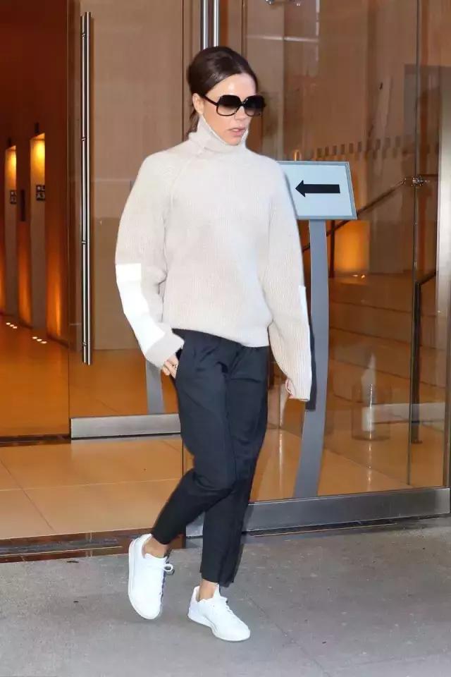 冬天纯色毛衣的高级穿搭,秋冬人手一件的毛衣怎么穿更好看