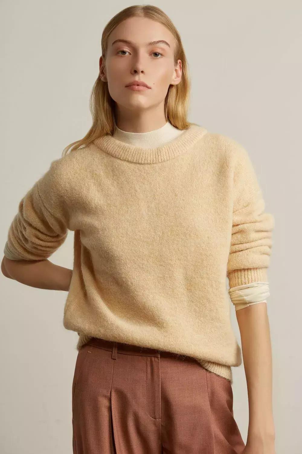 冬天纯色毛衣的高级穿搭,秋冬人手一件的毛衣怎么穿更好看