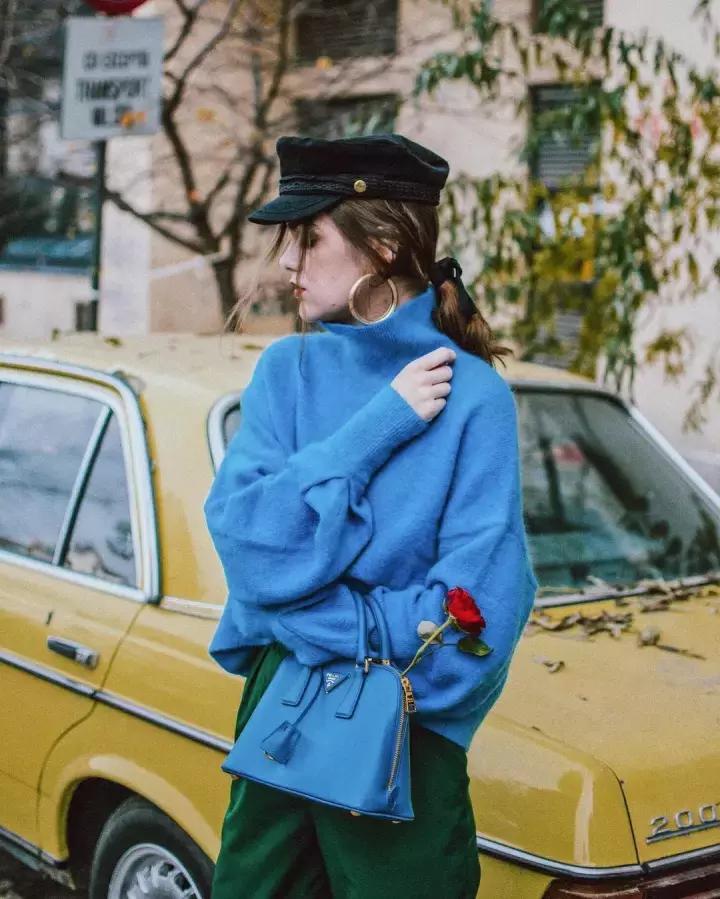 冬天纯色毛衣的高级穿搭,秋冬人手一件的毛衣怎么穿更好看