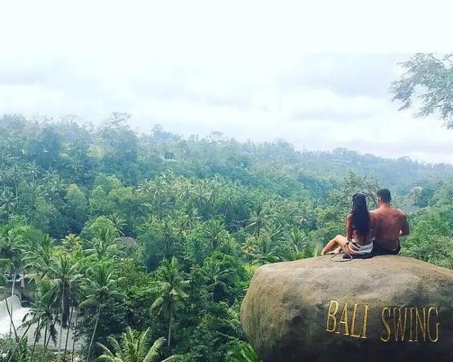 蓝梦岛是巴厘岛的一座离岛，媲美马代的风景，发现不一样的印尼