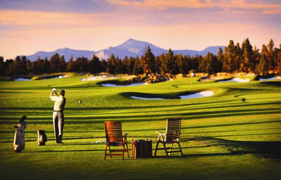 欣赏一下高尔夫球场美景,俄勒冈ncaa球场