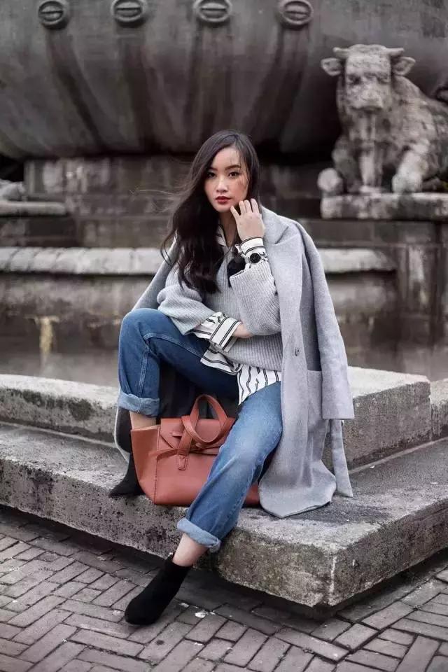 冬天纯色毛衣的高级穿搭,秋冬人手一件的毛衣怎么穿更好看