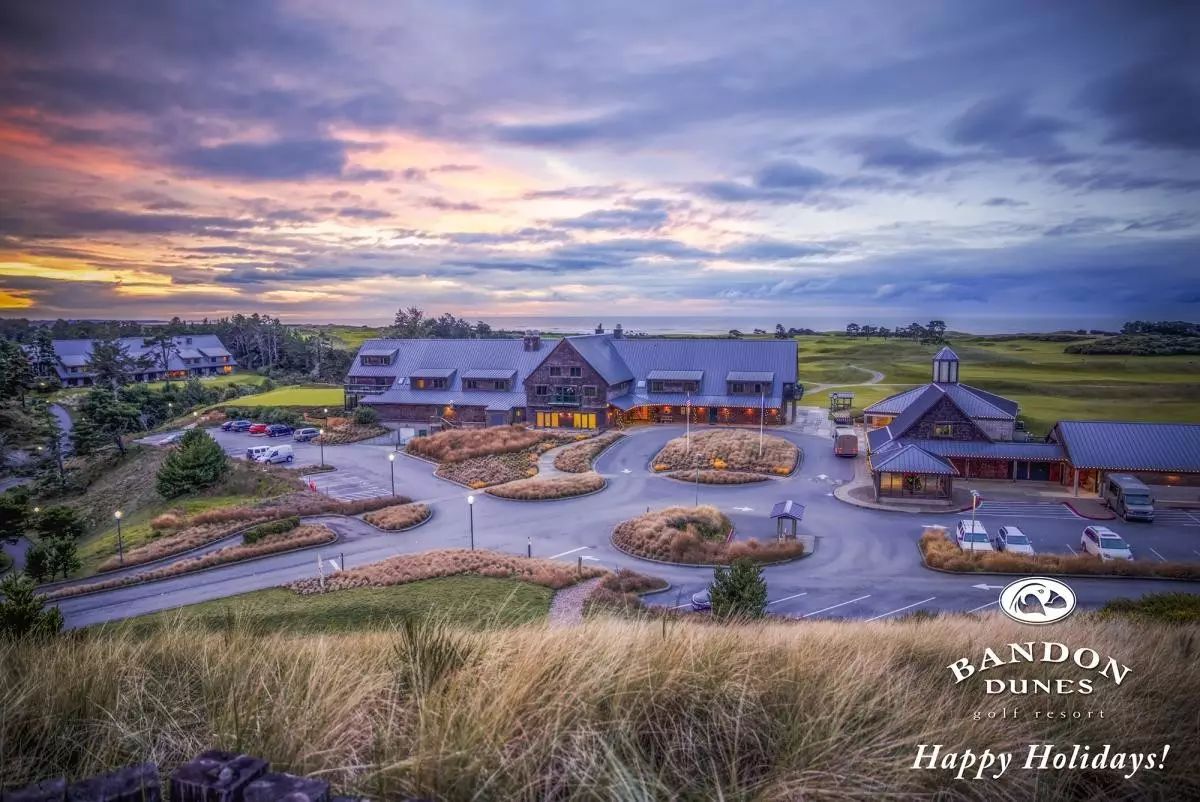 欣赏一下高尔夫球场美景,俄勒冈ncaa球场