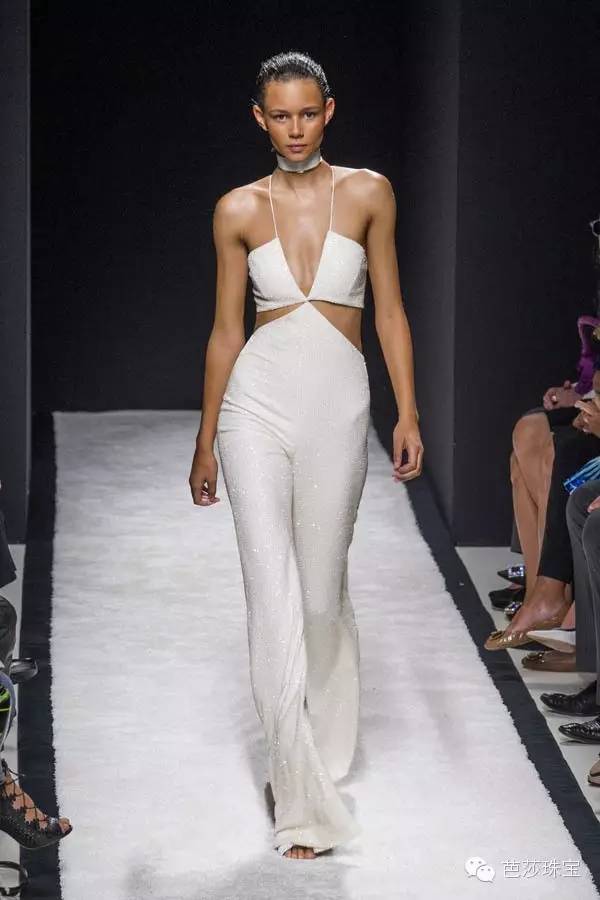 再搭配一条锁骨链真的太美了,冬季如何搭配锁骨链好看