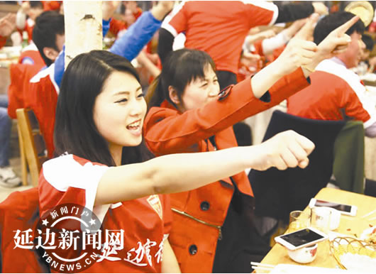 在饭店在酒吧在广场延边球迷共度足球之夜