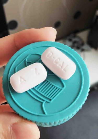 产后大把掉头发是什么原因引起的,产后头发剪短可以缓解掉头发吗