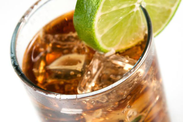 这是以甘蔗为原料酿出来的蒸馏烈酒