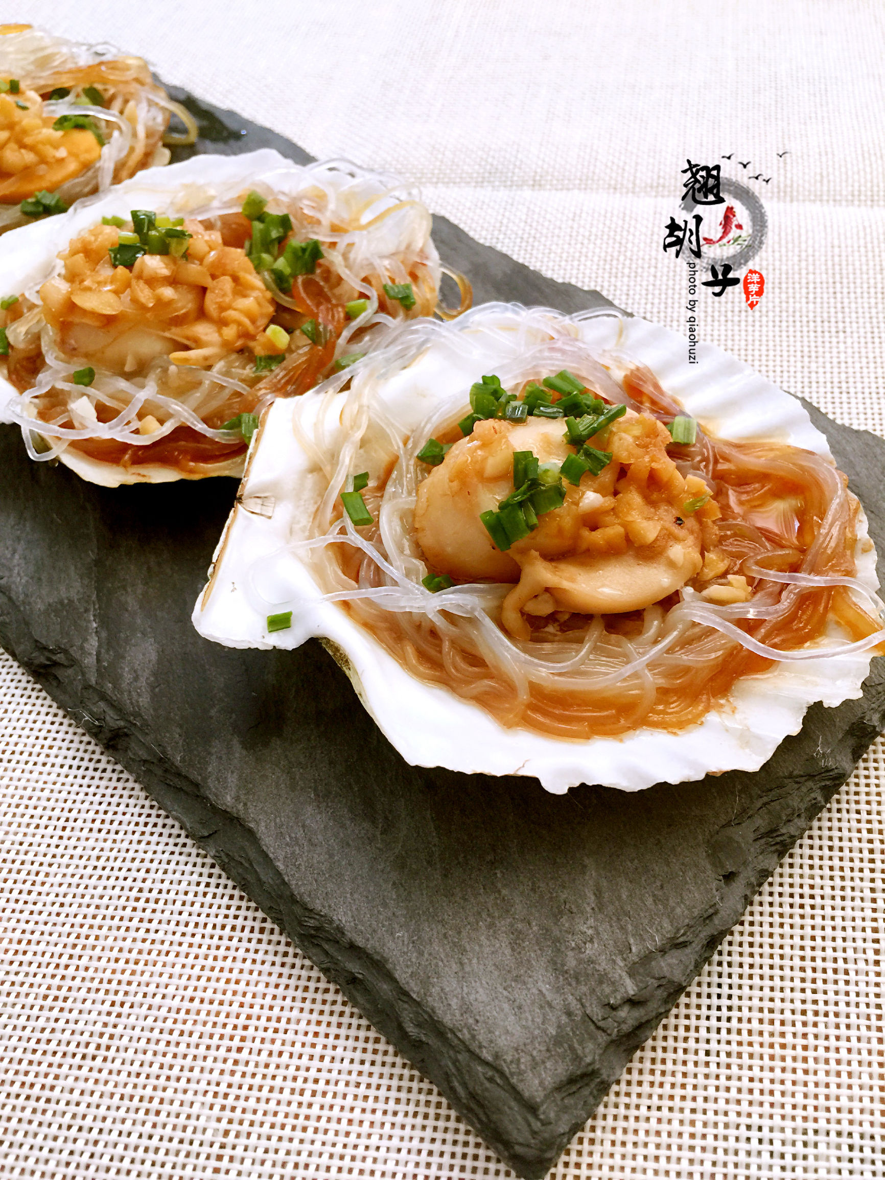 蒜蓉粉丝蒸扇贝这样做鲜香入味,家庭现成的蒜蓉粉丝蒸扇贝怎么弄