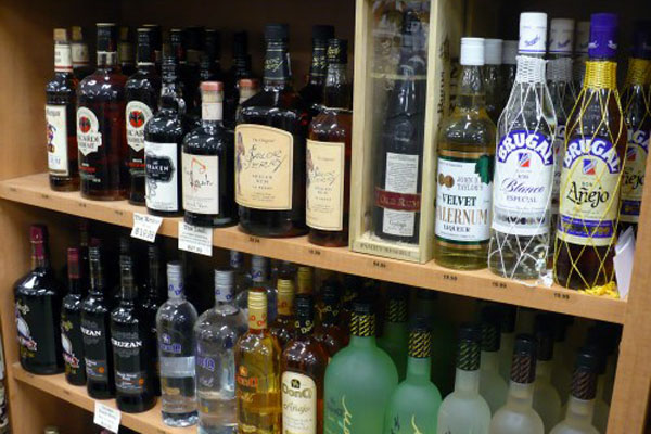 这是以甘蔗为原料酿出来的蒸馏烈酒