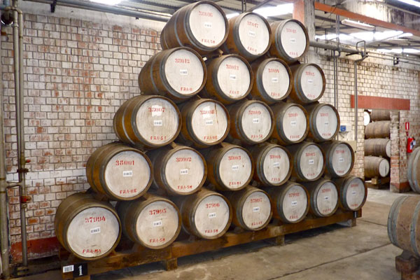 这是以甘蔗为原料酿出来的蒸馏烈酒