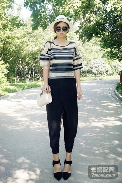 大胖妞穿黑色紧身裤搭配什么上衣,搭t恤的裤子胖mm