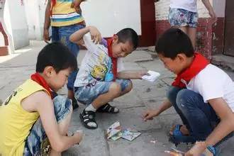 小学阅读完童年后的活动,看孩子运动会想起自己小时候