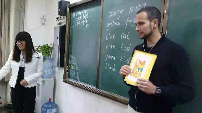 小学阅读完童年后的活动,看孩子运动会想起自己小时候