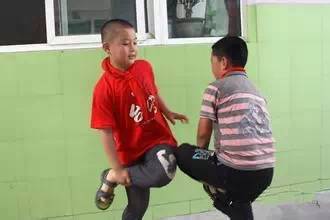 小学阅读完童年后的活动,看孩子运动会想起自己小时候