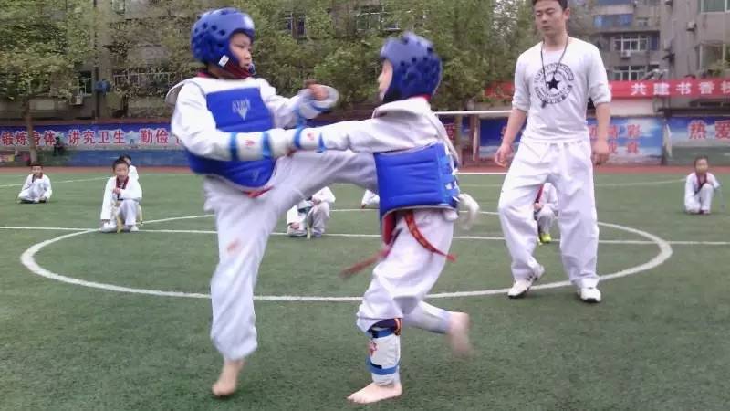 小学阅读完童年后的活动,看孩子运动会想起自己小时候