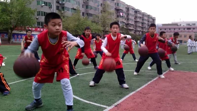 小学阅读完童年后的活动,看孩子运动会想起自己小时候