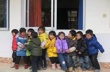 小学阅读完童年后的活动,看孩子运动会想起自己小时候