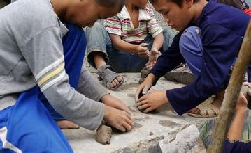 小学阅读完童年后的活动,看孩子运动会想起自己小时候