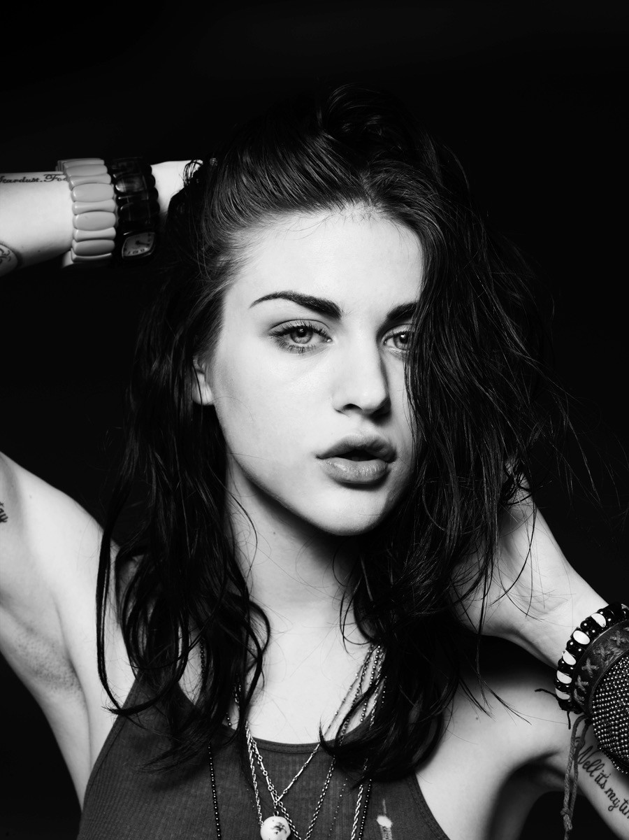 除了4.5亿美金，她吞枪自杀的父亲留下了更宝贵的遗产