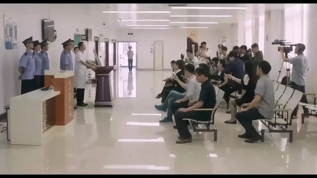 被拆解的梦露躺在卡车上那是蒙尘受难的女性象征