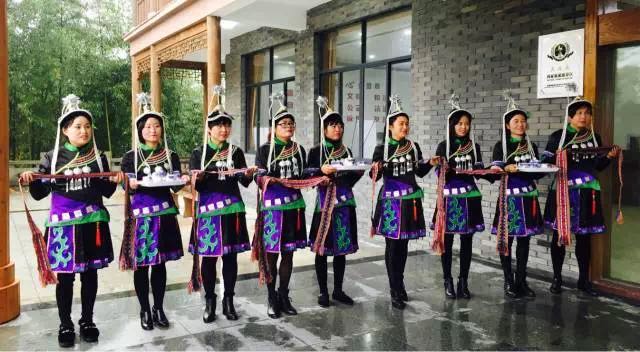 村民一年农家乐收入180万农民玩精品民宿一年100万，看看浙江“走进森林人家”采访活动你会吃惊