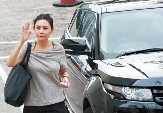 张柏芝带娃蹉跎得还没陈乔恩抗老，AB额前碎发更是暴露了产后烦恼