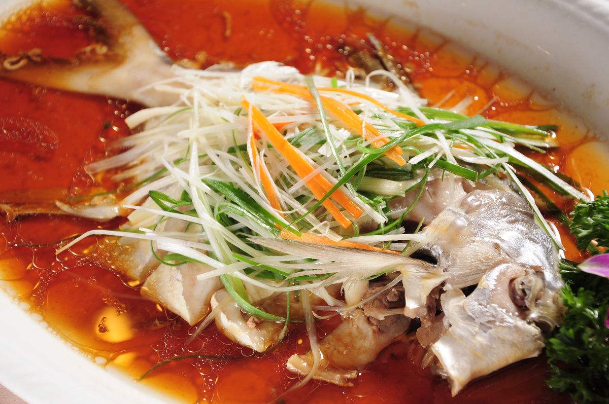 鲜嫩美味的清蒸鲳鱼做法,清蒸鲳鱼最简单好吃的做法