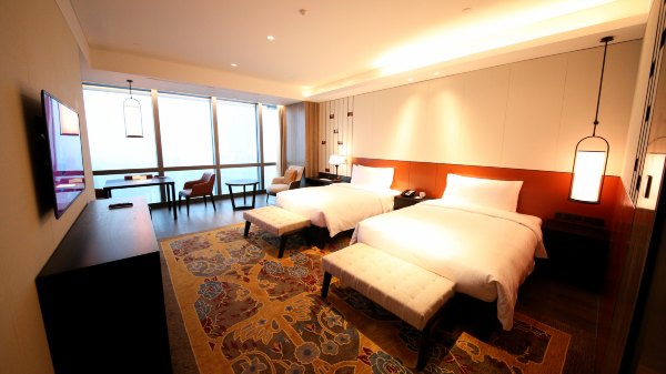 矗于湘江之畔，对望岳麓之巅，记长沙君悦酒店