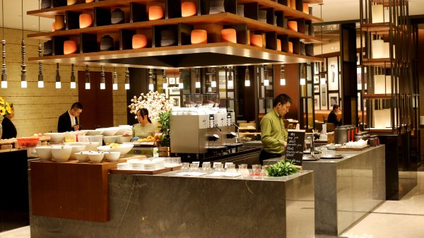 矗于湘江之畔，对望岳麓之巅，记长沙君悦酒店