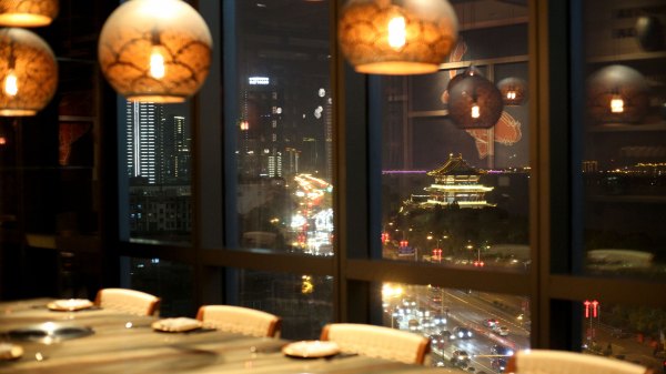 矗于湘江之畔，对望岳麓之巅，记长沙君悦酒店