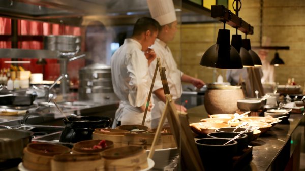 矗于湘江之畔，对望岳麓之巅，记长沙君悦酒店