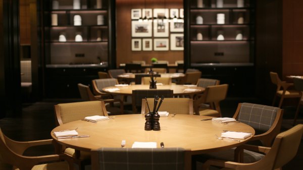 矗于湘江之畔，对望岳麓之巅，记长沙君悦酒店