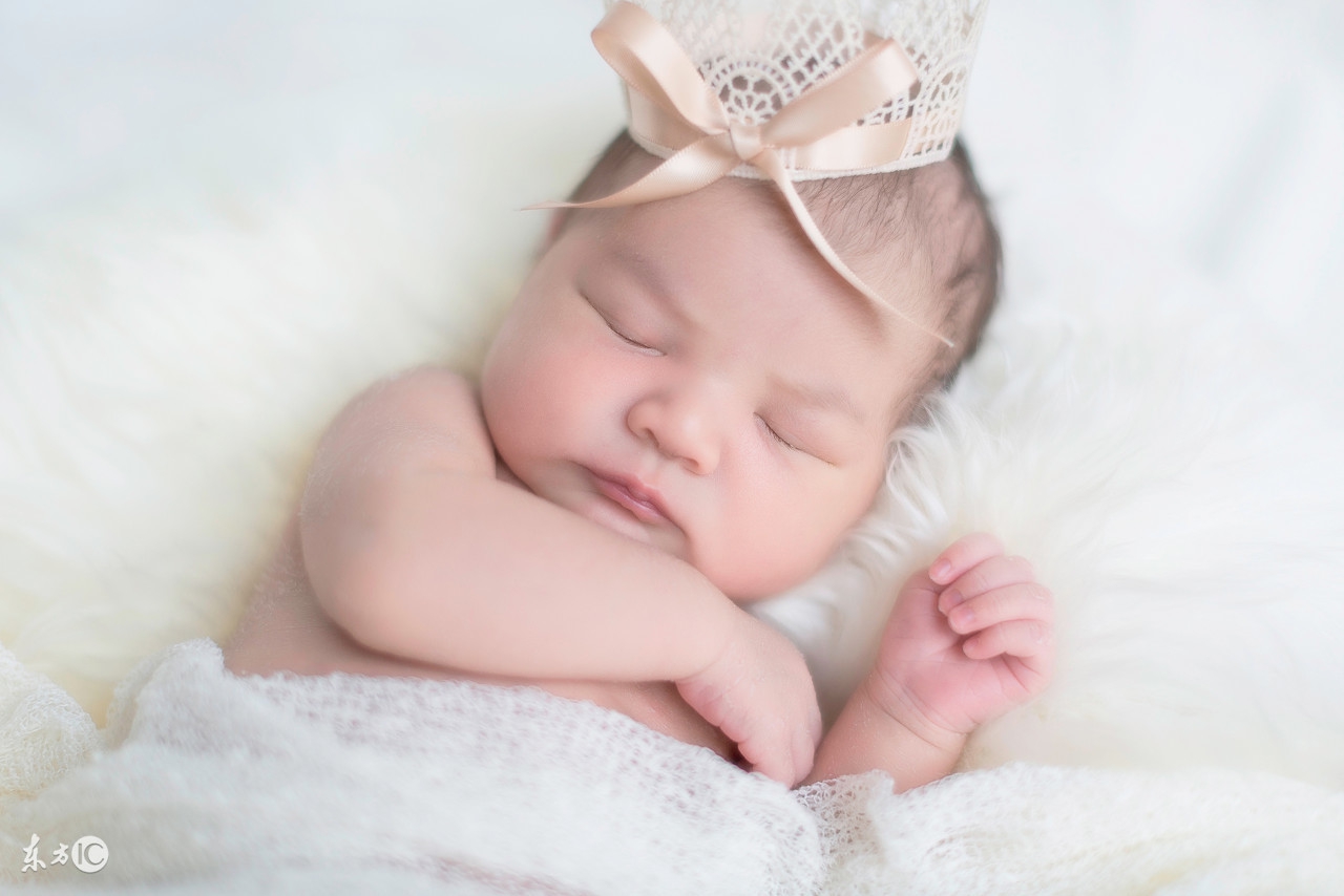 出生七天的宝宝尿布上有血,刚出生的婴儿尿布上有血迹