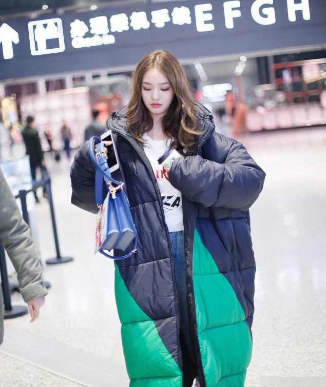 林允个性拼接穿搭 (林允穿香奈儿羽绒服亮相)