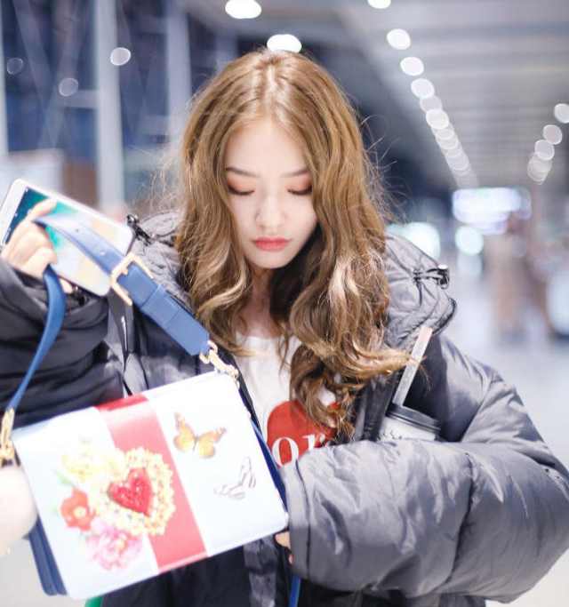 林允个性拼接穿搭 (林允穿香奈儿羽绒服亮相)