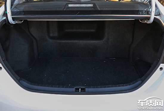 卡罗拉双擎天青石2019款试驾,家用车之最佳选择卡罗拉双擎