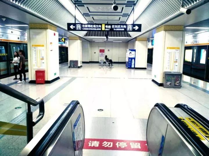 今天，我在挤爆了的郑州地铁1号线上，织了一件毛衣……