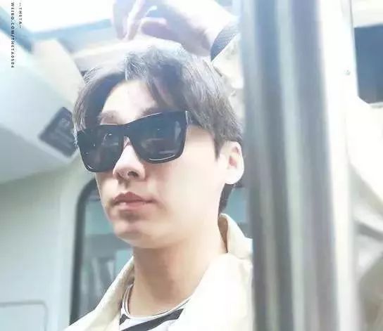 今天，我在挤爆了的郑州地铁1号线上，织了一件毛衣……