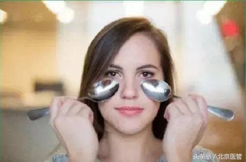 眼部化妆缓解浮肿,如何简单护理眼周细纹