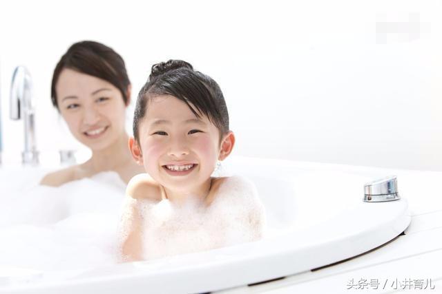 洗澡时女儿问：“你的身体怎么跟我的不一样”，宝妈怎么答