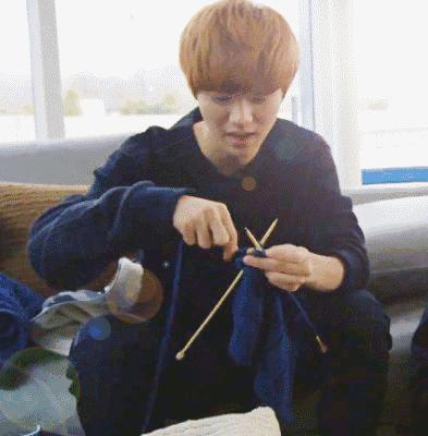 今天，我在挤爆了的郑州地铁1号线上，织了一件毛衣……