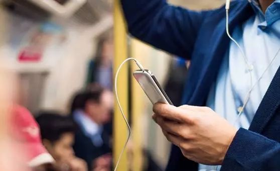 今天，我在挤爆了的郑州地铁1号线上，织了一件毛衣……