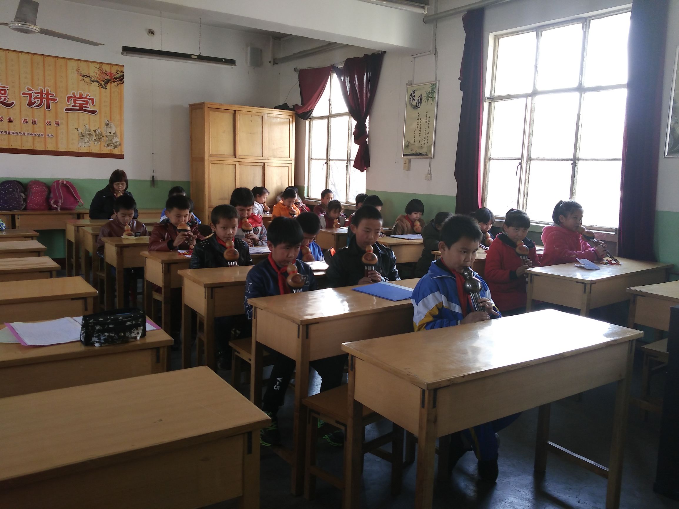 硷沟沿小学开设免费艺术课孩子们：星期四下午我们最快乐