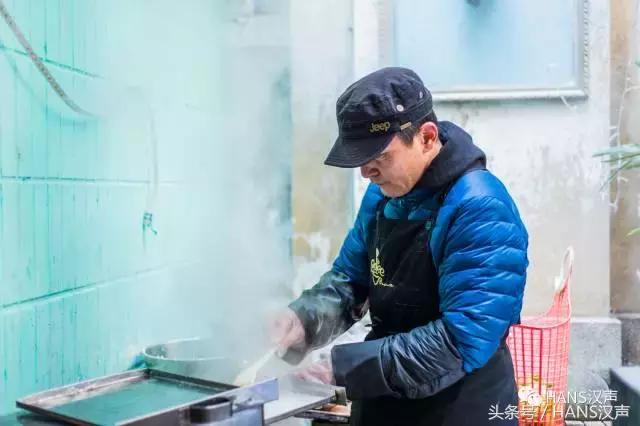 这家汉口深巷咖啡馆里的抄手摊，文青云集，肠粉只卖7元